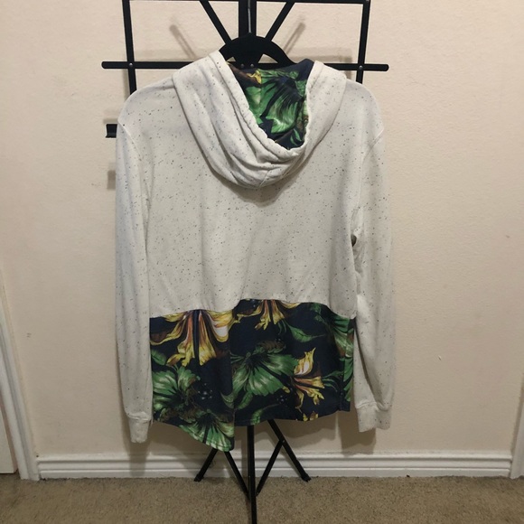 On The Byas White and Flora Design Pullover - Picture 3 of 3